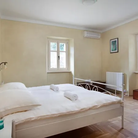 Villa Palachina Antishova Vozilici